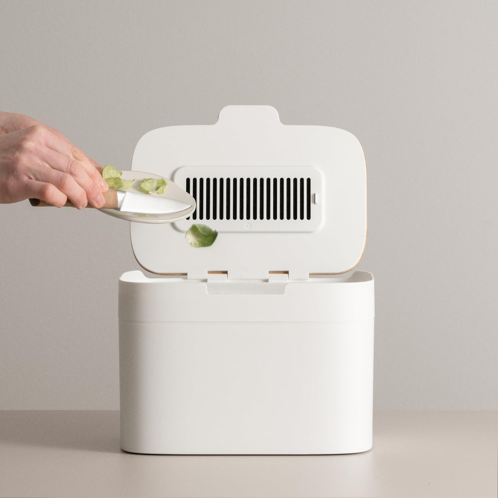 KAZAI. Compost Bin Kitchen 'Elin' | 1.2 GAL / 4.5L Countertop Compost Bin with Wooden Lid & Filter | Odor-Free, Dishwasher Safe, with Inner Bucket | Small Indoor Kitchen Composter | Off-White/Bamboo