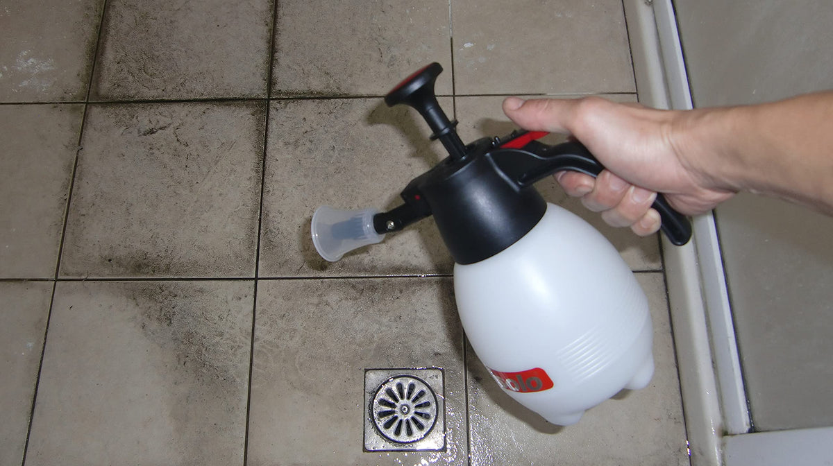 SOLO 418 One-Hand Pressure Sprayer, 1-Liter, Ergonomic Grip for Gardening, Fertilizing, Cleaning & General Use Spraying