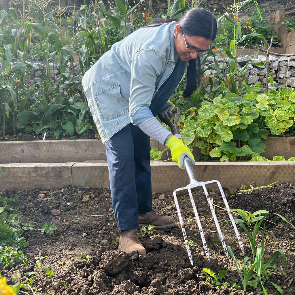 Spear & Jackson Traditional Stainless Steel Digging Fork, Heavy Duty Durable Stainless Steel Garden Tool, Ideal for Digging, Aerating, and Turning Soil